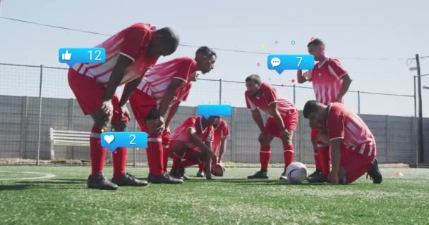 Animation Von Social Media Ikonen Über Müde Männliche Fußballer Die — Stockvideo