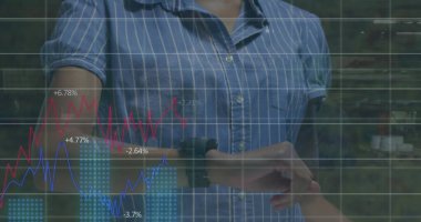 Kafkasyalı bir kadının akıllı kadını kontrol etmesi üzerine finansal grafikler. Finans, iş ve teknoloji kavramı dijital olarak oluşturulmuş görüntü.