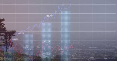Şehir manzarası üzerinde finansal veri işleme resmi. Küresel iş, finans, hesaplama ve veri işleme kavramı dijital olarak oluşturulmuş görüntü.