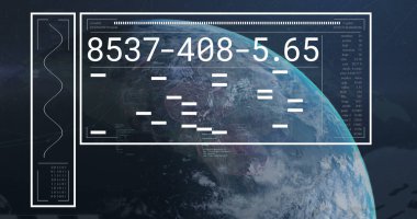 Dünya üzerinde ekranların ve veri işleme görüntüsü. Dijital olarak oluşturulmuş küresel bağlantılar, hesaplama ve veri işleme kavramı.