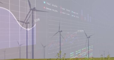 Çayırlarda dönen yel değirmenlerinin üzerinde işlenen istatistiksel ve borsa verilerinin görüntüsü. Küresel ekonomi ve yenilenebilir enerji teknolojisi kavramı