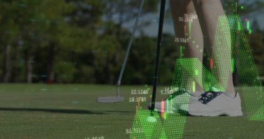 Golf oynayan beyaz bir kadının kompozisyonu ve veri işleme. Küresel bağlantılar, dijital arayüz ve dijital olarak oluşturulan veri işleme konsepti.