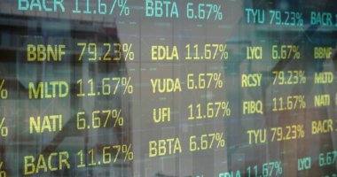 Sokaklarda uyanan insanların hızlandırılmış verilerine karşı borsa verileri işleniyor. Küresel ekonomi ve iş teknolojisi kavramı