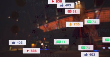 Şehir manzarası üzerindeki sosyal medya simgeleri ve numaralarının resmi. Küresel sosyal medya bağlantıları, ağlar ve veri işleme kavramı dijital olarak oluşturuldu.