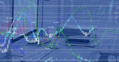 Ofisteki bir masanın kapatılmasına karşı mali veri işleme görüntüsü. Küresel finans ve iş teknolojisi kavramı