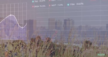 Şehir manzarası üzerinde finansal veri işleme resmi. Küresel iş, finans, hesaplama ve veri işleme kavramı dijital olarak oluşturulmuş görüntü.