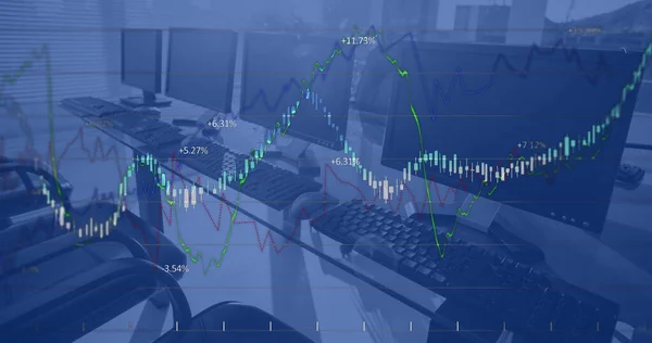 Bild Finansiell Databehandling Mot Datorer Kontorsbänkar Globalt Finans Och Affärsteknikkoncept — Stockfoto