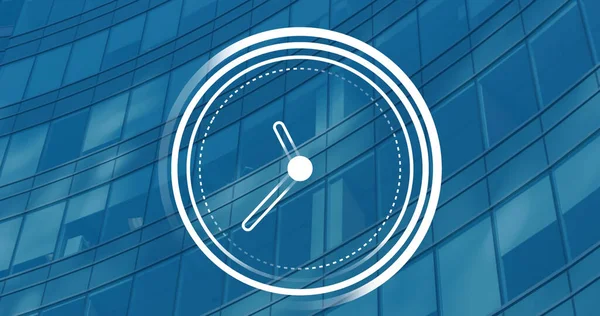 Bild Des Tickenden Uhrensymbols Gegen Die Ansicht Eines Hohen Gebäudes — Stockfoto