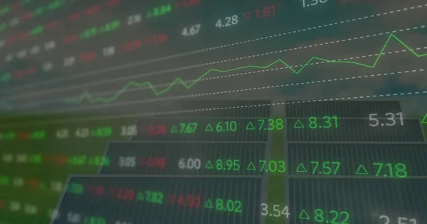 Beeld Van Aandelenmarkt Dataverwerking Zonnepanelen Grasland Tegen Blauwe Lucht Mondiale — Stockfoto