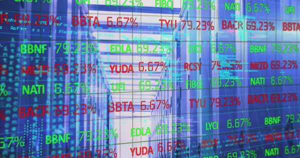 コンピュータサーバールームに対するグリッドネットワーク上の株式市場データ処理のイメージ グローバル経済とビジネスデータストレージ技術のコンセプト — ストック写真