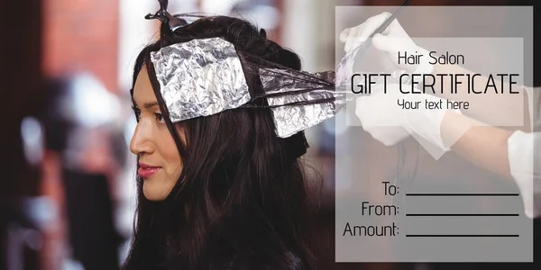 Zusammensetzung Des Geschenkgutscheintextes Über Friseurinnen Die Haare Asiatischer Frauen Färben — Stockfoto