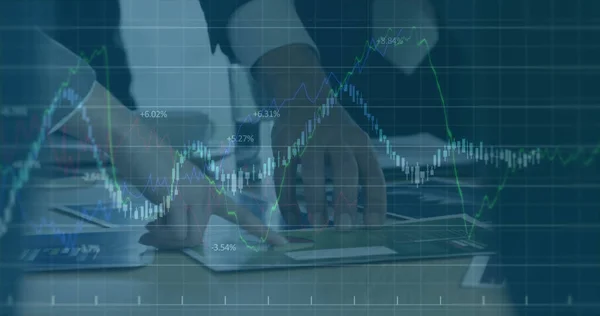 ビジネスマンがデータを確認する会議で記録した財務統計のイメージ デジタルで生成されたグローバルファイナンスとビジネスコンセプト — ストック写真
