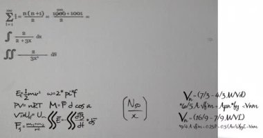 Gri ve beyaz çift ton arkaplanına karşı matematiksel denklemlerin animasyonu. Okul ve eğitim kavramı