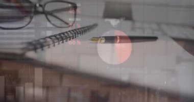 Ofis masasındaki kalem, bardak ve günlük üzerindeki istatistiksel veri işleme animasyonu. Bilgisayar arayüzü ve iş veri teknolojisi kavramı