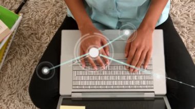 Çift ırklı iş kadınının bağlantıları olan dizüstü bilgisayarı kullanması. Küresel iş, finans, dijital arayüz, hesaplama ve veri işleme kavramı dijital olarak oluşturulmuş video.