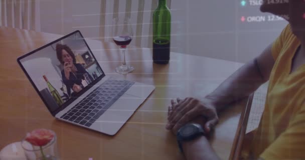 Vegyes Versenyember Asztalnál Laptop Segítségével Videohívás Férfi Barátja Otthon Elszigetelten — Stock videók