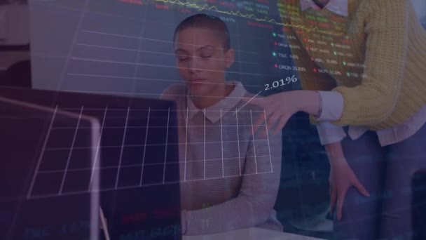 Animação Estatística Processamento Dados Mercado Ações Sobre Duas Mulheres Diversas — Vídeo de Stock