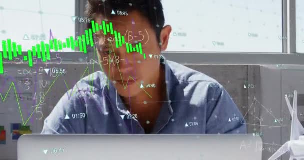 图形动画 数学方程 亚洲建筑师在笔记本电脑上设计蓝图 数字合成 多重曝光 教育和技术概念 — 图库视频影像