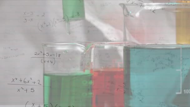 Animação Equações Matemáticas Sobre Seção Média Cientista Derramando Produtos Químicos — Vídeo de Stock