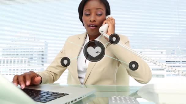 Анимирование Сети Цифровых Каналов Над Африканской Бизнесвумен Помощью Компьютера Офисе — стоковое видео
