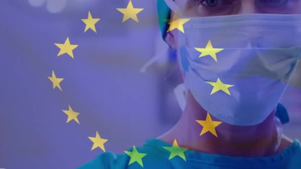 유럽의 국기의 애니메이션 병원에 마스크와 코카서스 의사의 클로즈업 디지털 애국심 — 비디오