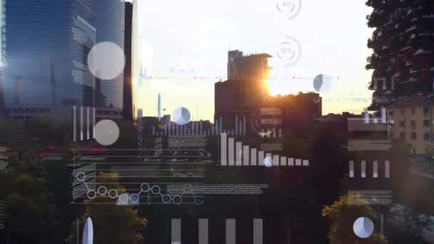 Animation Mehrerer Grafiken Und Handelsplatten Über Luftaufnahmen Moderner Gebäude Gegen — Stockvideo