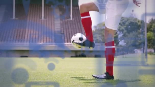 Beyazların Futbol Topuyla Oynayan Beyaz Futbolcu Üzerinden Simgelerin Bilgisayar Dilinin — Stok video