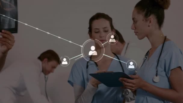 다양한 의사를 아이콘과 네트워크의 애니메이션 글로벌 컴퓨팅 데이터 디지털 방식으로 — 비디오
