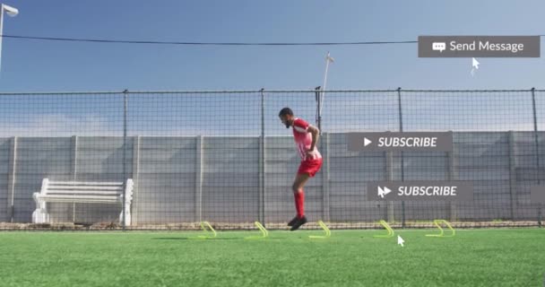 Animatie Van Social Media Pictogrammen Tegen Biracial Mannelijke Voetballer Training — Stockvideo