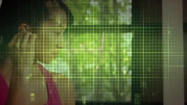ジョギング中にヘッドフォンを調整する女性アジア女性に対する心臓リズムのアニメーション デジタルコンポジット 複数の露出 電気泳動 フィットネスコンセプト — ストック動画