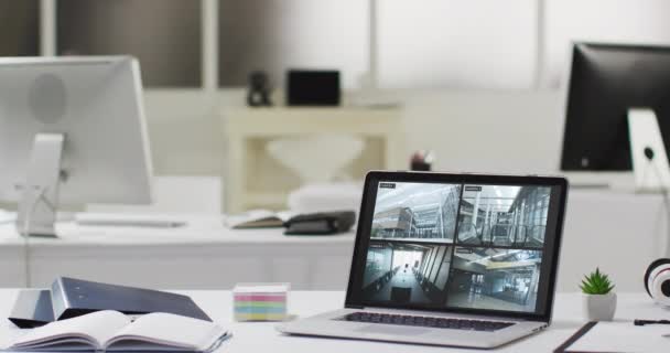 Laptop Biurku Pokazujący Cztery Kamery Ochrony Kompleksu Biurowego Zwolnione Tempo — Wideo stockowe
