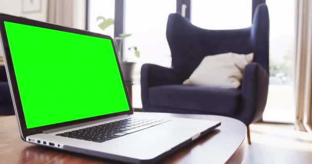 Notebook Zelenou Obrazovkou Konferenčním Stolku Slunném Obývacím Pokoji Zpomalený Pohyb — Stock video