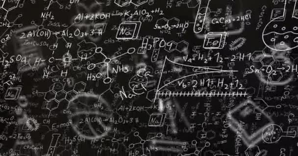 黒いシャボードの背景に浮かぶ数学的および科学的方程式のアニメーション 教育コンセプト — ストック動画