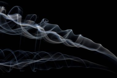 Siyah arkaplanda fotokopi alanı olan beyaz duman bulutları. Cadılar Bayramı, renk, hareket ve duman konsepti.