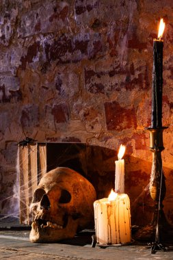 Fotokopi alanı, kafatası, mumlar ve duvarda duman olan siyah çerçeve. Cadılar Bayramı, renk, hareket ve duman konsepti.