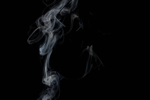 白色的烟云 黑色背景上有复制空间 万圣节 运动和烟雾概念 — 图库照片