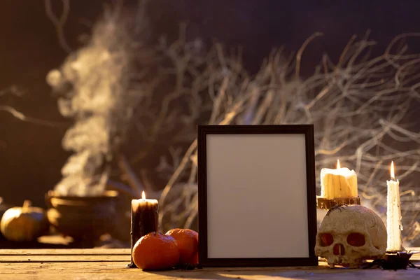 Zwart Frame Met Kopieerruimte Schedel Kaarsen Rook Zwarte Achtergrond Halloween — Stockfoto