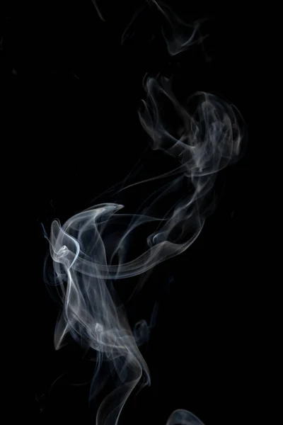 白色的烟云 黑色背景上有复制空间 万圣节 运动和烟雾概念 — 图库照片