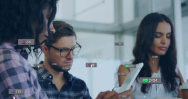 Tablet sosyal medya kullanılarak çift üzerinde dijital simge ağının animasyonu. Küresel bağlantılar iş ve teknoloji kavramı dijital olarak oluşturulmuş video.