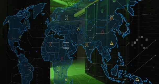 コンピュータサーバールームに対する世界地図上のマイクロプロセッサ接続のアニメーション グローバルネットワーキングとビジネスデータストレージ技術のコンセプト — ストック動画