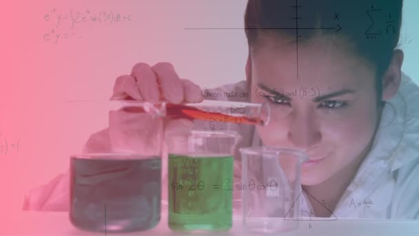ビーカーに化学物質を注ぐ女性科学者に対する数学的方程式のアニメーション 医学研究 科学技術コンセプト — ストック動画