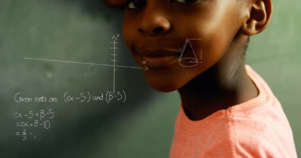 Animasi Persamaan Matematika Atas Afrika American Anak Laki Laki Menulis — Stok Video