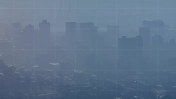 霧の上に数字を変える複数のグラフのアニメーションは 空に向かって近代都市を覆いました デジタル複合 複数の露出 レポート ビジネス 建築コンセプト — ストック動画