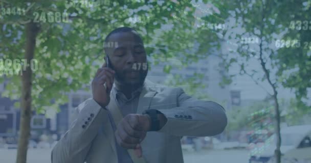 Animação Gráficos Trading Board Homem Americano Africano Falar Telefone Olhar — Vídeo de Stock