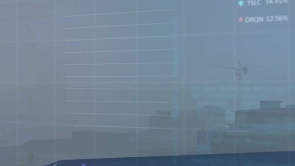 Animacja Wykresów Tablic Handlowych Nad Mgłą Pokrywała Nowoczesne Miasto Przed — Wideo stockowe