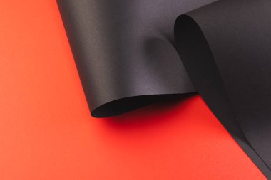 Kırmızı arka planda kopya alanı olan siyah kağıt parçalarını kapat. Kağıt, yazı, doku ve malzeme kavramı.