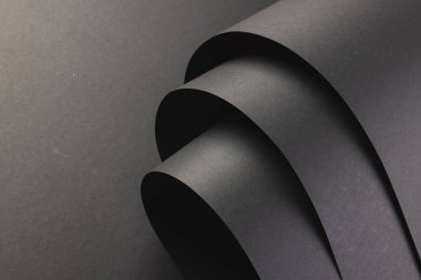 Siyah arkaplanda kopya alanı olan siyah kağıt katmanlarını kapat. Kağıt, yazı, doku ve malzeme kavramı.