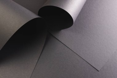 Siyah arkaplanda kopya alanı olan siyah kağıt katmanlarını kapat. Kağıt, yazı, doku ve malzeme kavramı.