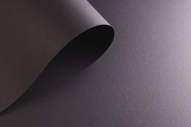 Siyah arka planda fotokopi alanı olan siyah kağıdı kapat. Kağıt, yazı, doku ve malzeme kavramı.