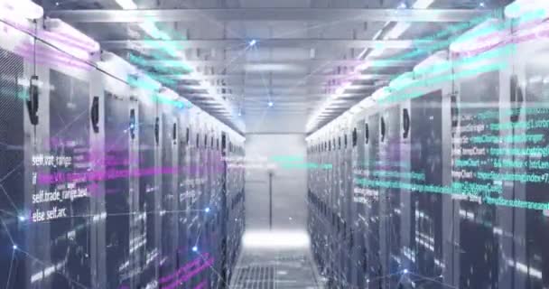 在服务器机房的数据服务器架上动画连接点和计算机语言 数字合成 数据中心 技术和网络服务器概念 — 图库视频影像